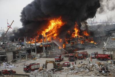 Пожар в порту Бейрута тушат военные вертолеты
