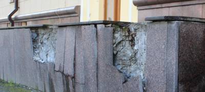 На здании Музыкального театра в Петрозаводске обваливается плитка (ФОТО)