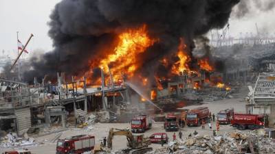 Военные вертолеты принялись за тушение очередного пожара в порту Бейрута