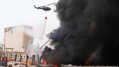 Военные вертолеты приступили к тушению пожара в порту Бейрута