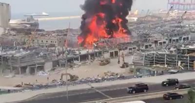 Пожар на территории порта Бейрута усилился