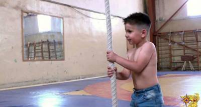 Три рекорда в 5-летнем возрасте: армянский силач тянет машину двумя пальцами