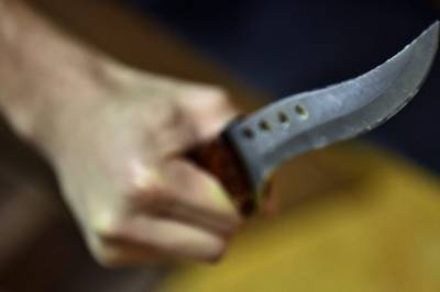 В Запорожье иностранец всадил нож в мужчину у магазина и пытался скрыться