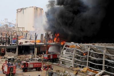 В тушении пожара в порту Бейрута задействованы военные вертолёты