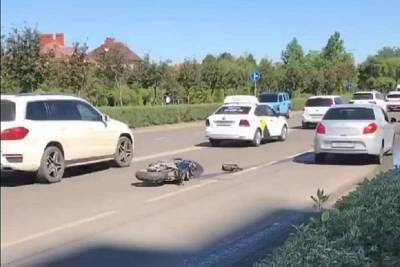 В Краснодаре при столкновении с легковушкой пострадал водитель мотоцикла
