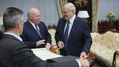 Глобус России. Посол РФ подарил Лукашенко карту белорусских губерний в составе Российской империи