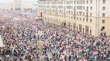 В Минске оштрафовали спасателей, не сдавших тонувших демонстрантов ОМОНу