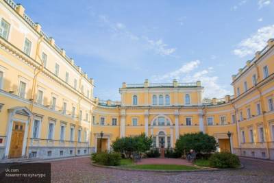 Музеи и парки Петербурга возобновят групповые экскурсии