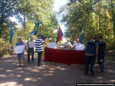На въезде в Шумы люди пикетируют против общего с боевиками инспектирования