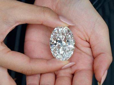 Безупречный овальный бриллиант в 102 карата будет выставлен на аукционе Sotheby's в Гонконге