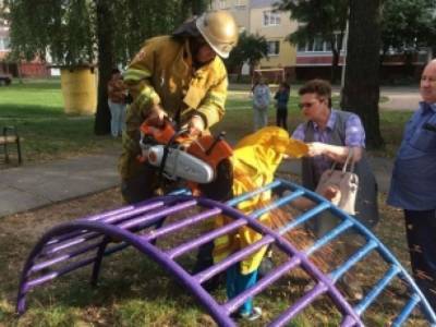 В Киевской области голова ребенка оказалась зажатой в детской лестнице на площадке: потребовалась помощь спасателей
