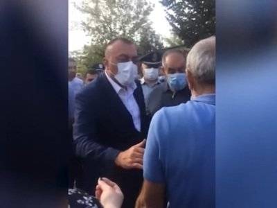 Жители Вардениса Гегаркуникской области Армении закрыли все выходы суда, требуя освобождения обвиняемого