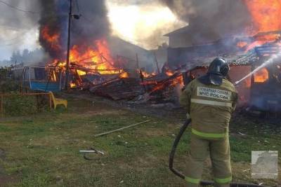 В Рязанской области в сильном пожаре сгорели хозпостройки и сараи