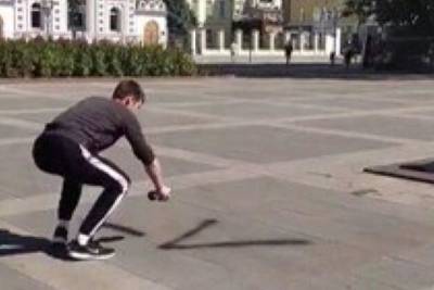 Полицейские задержали вандала, изрисовавшего плитку у памятника Чернышевскому