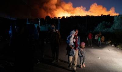 Тысячи людей без крыши над головой. Мигранты в Греции сами подожгли свой лагерь?