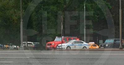 На Кутузовском проспекте остановили кортеж из Mercedes
