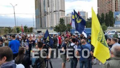 Автоколонна участников акции "Нет - капитуляции!" двинулась под государственную резиденцию президента Зеленского