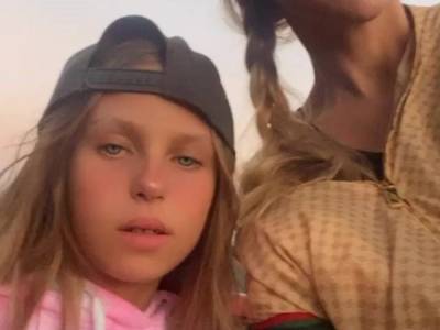 Отдых знаменитости: Оля Полякова гуляла с младшей дочерью по Киеву