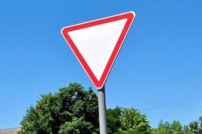 В Тверской области дорожники установили дорожные знаки, как попало