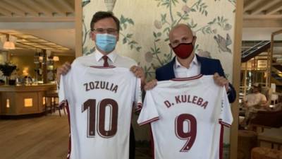 Министр Кулеба посетил в Испании украинского футболиста Зозулю