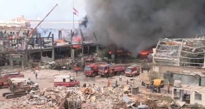 Огромный столб черного дыма: пожар в порту Бейрута