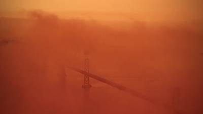 Красное небо над Сан-Франциско: американский город затянуло мглой после лесных пожаров