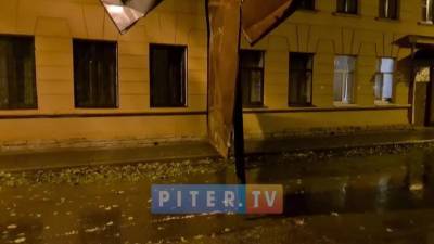 Кусок крыши упал на провода между домов на Стачек и Балтийской