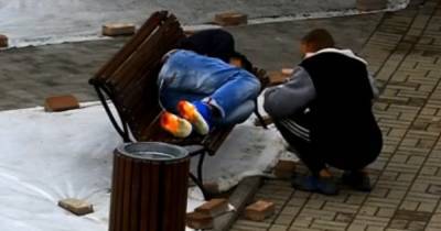 Калининградец украл портмоне у спящего на скамейке мужчины и попал на камеры "Безопасного города" (видео)