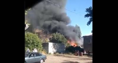 В Макеевке сильный пожар – огонь с горящих гаражей перекинулся на многоэтажку
