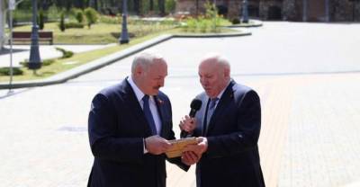 Посол России подарил Лукашенко карту с намеком. Видео | Мир | OBOZREVATEL