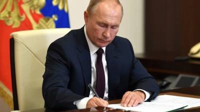 Владимир Путин поручил решить проблему с безработицей после пандемии