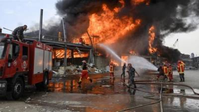 Пожар в порту Бейрута повредил здание с гуманитарной помощью