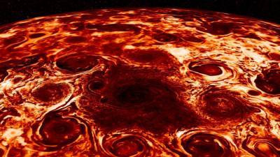 Ученые объяснили гигантские геометрические фигуры на Юпитере