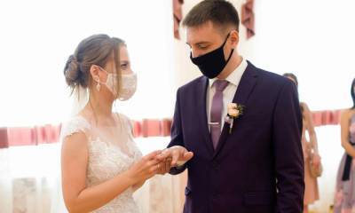 Поцелуи в масках: каким запомнят сезон 2020 молодожёны и организаторы свадеб