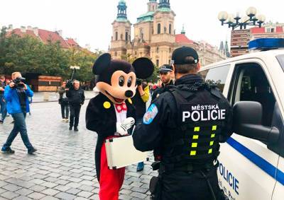 В центре Праги оштрафовали Микки-Мауса