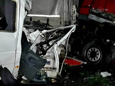 На трассе Киев-Харьков грузовик на «встречке» спровоцировал страшное ДТП: пятеро погибших и 20 пострадавших