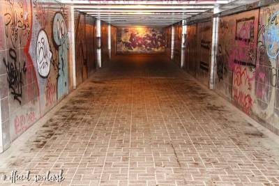 Подземный переход в центре Смоленска отмывают от «наскальной живописи»