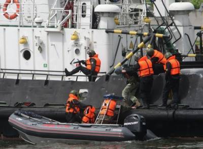 Участники учений в Черном море "уничтожили" проникших на судно условных террористов