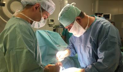 «Все держались за один скальпель» — в Тюмени врачи удалили у девушки опухоль