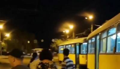 Днепрянин попал под трамвай, кадры: вызволить мужчину пытались медики и спасатели