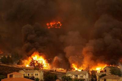 Пожары в США унесли жизни десятков человек, начаты масштабные эвакуации