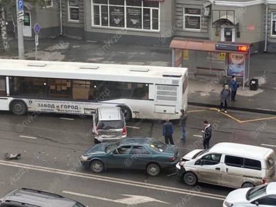 В Новокузнецке столкнулись три иномарки и автобус
