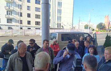 Минчане пришли к суду поддержать лидеров бастующих шахтеров