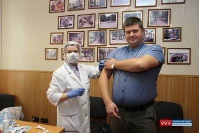 Лидер псковских профсоюзов показал, как привился от гриппа