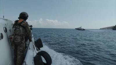 Силовики в Черном море "спасли" катер от пассажиров-террористов - фото