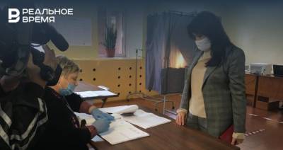 Вице-премьер Татарстана Лейла Фазлеева проголосовала на выборах в казанской гимназии