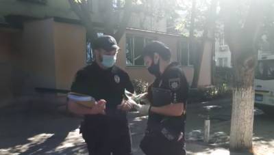 Вандалы устроили погром в центре Одессы, фото: "Сорвали злость на ..."