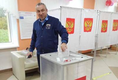 Первый пошел: Алексей Брицун проголосовал на избирательном участке Волхова в 8 утра