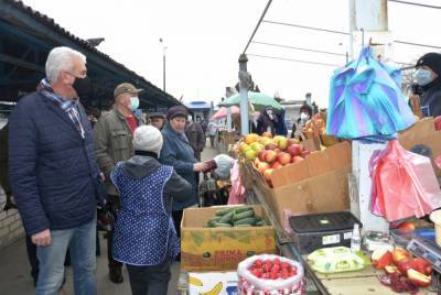 Маски на подбородке: Степанов увидел нарушения карантина на рынках и заговорил о жестком контроле