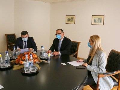 Министр экономики Армении принял временного поверенного в делах посольства Соединенного Королевства